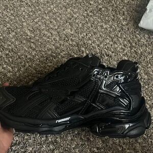 Balenciagas runners all black